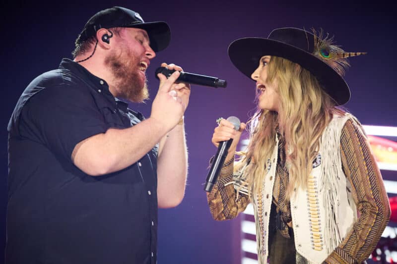 https://musicmayhemmagazine.com/wp-content/uploads/2023/03/Luke-Combs-Lainey-Wilson-Photo-Courtesy-of-David-Bergman_@DavidBergman-800x533.jpg