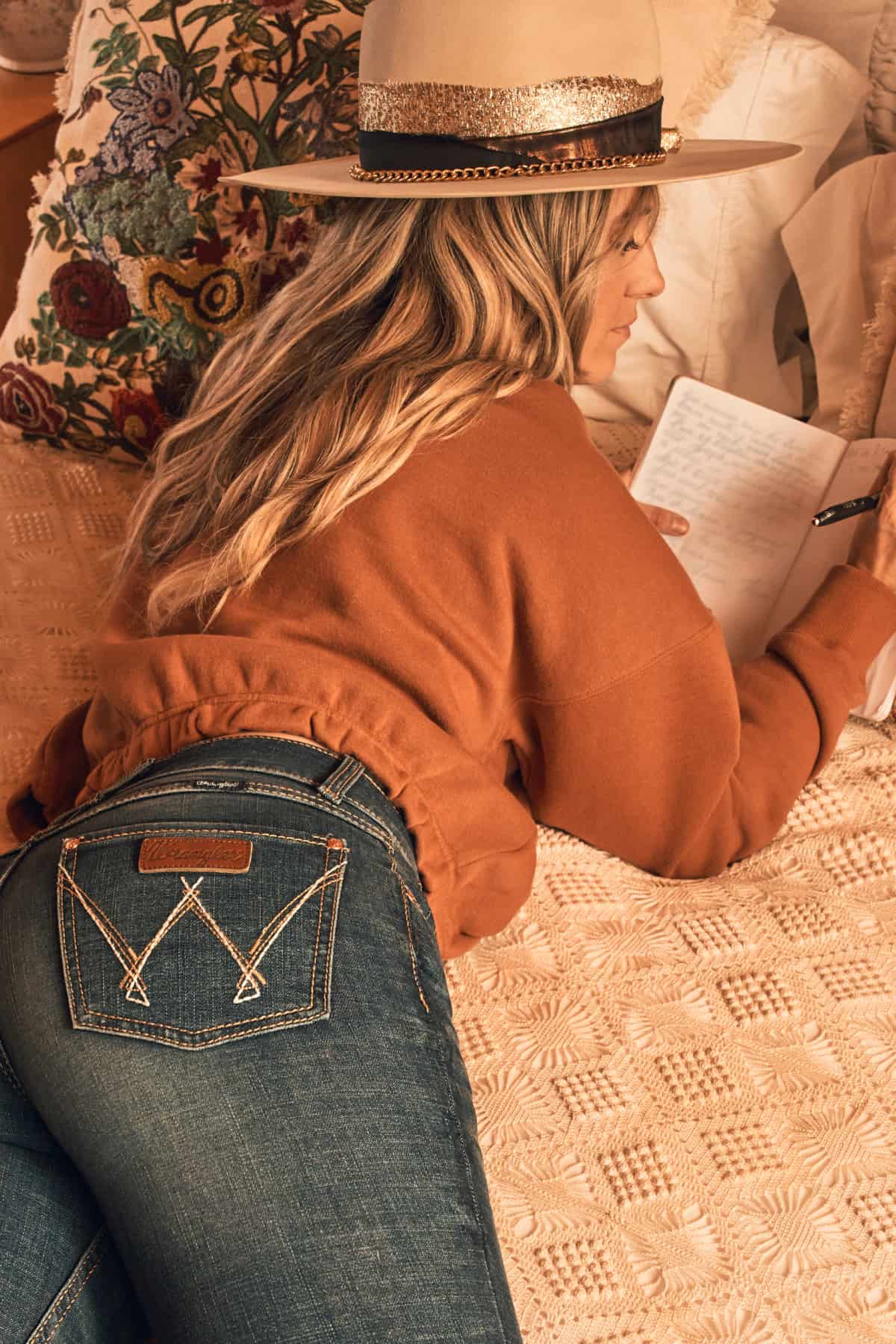 Stivali Western Donna Wrangler X Lainey Wilson – Camoscio Estivo Tonalità Desertiche