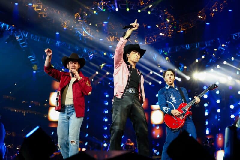 Jonas Brothers Send Fans Into A Frenzy With Epic Cover Of Iconic Garth ...