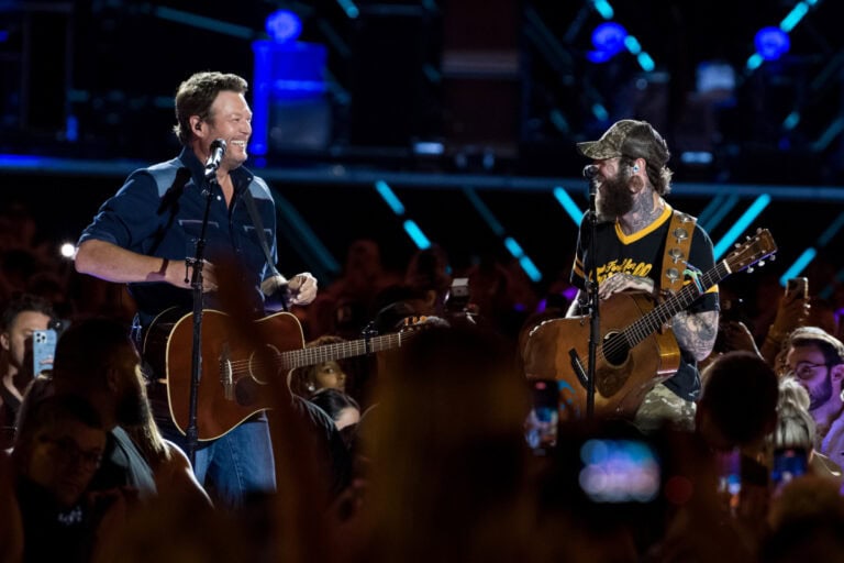 Post Malone, Blake Shelton Deliver Live Debut Of "Pour Me A Drink" At ...