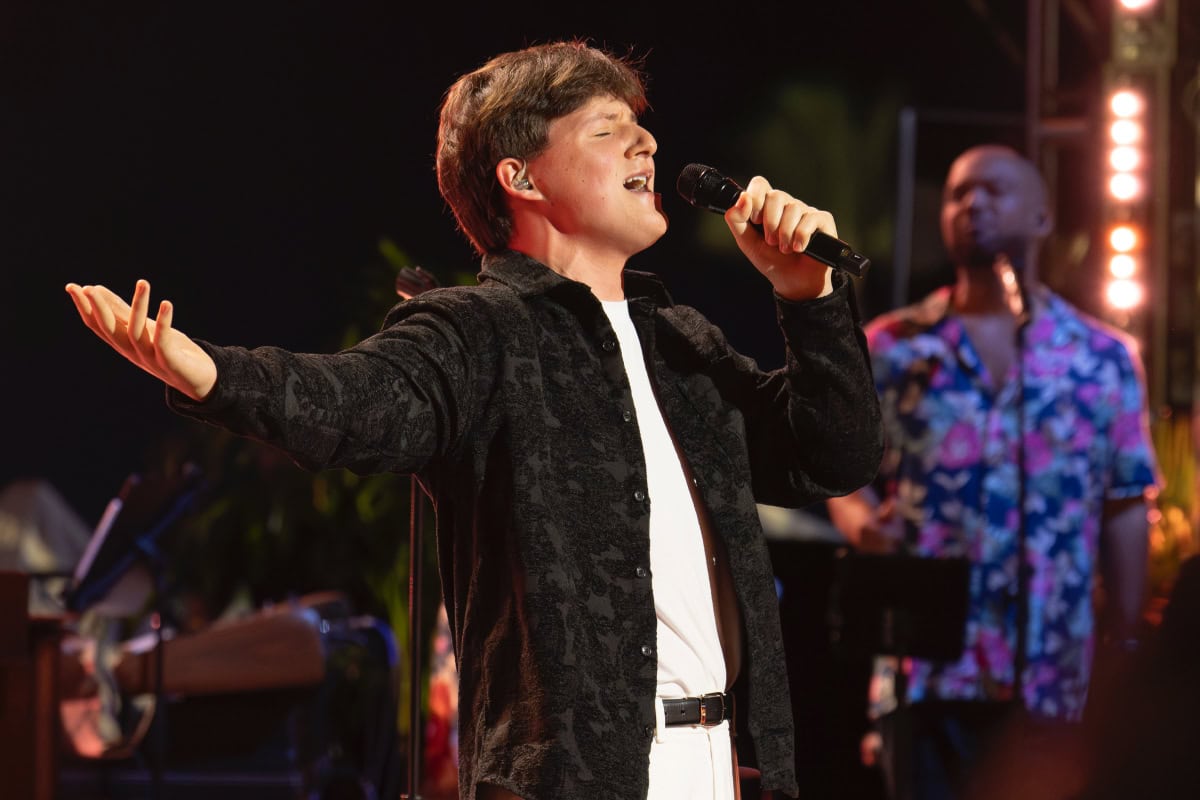 Jesse Findling singing passionately during his American Idol audition.