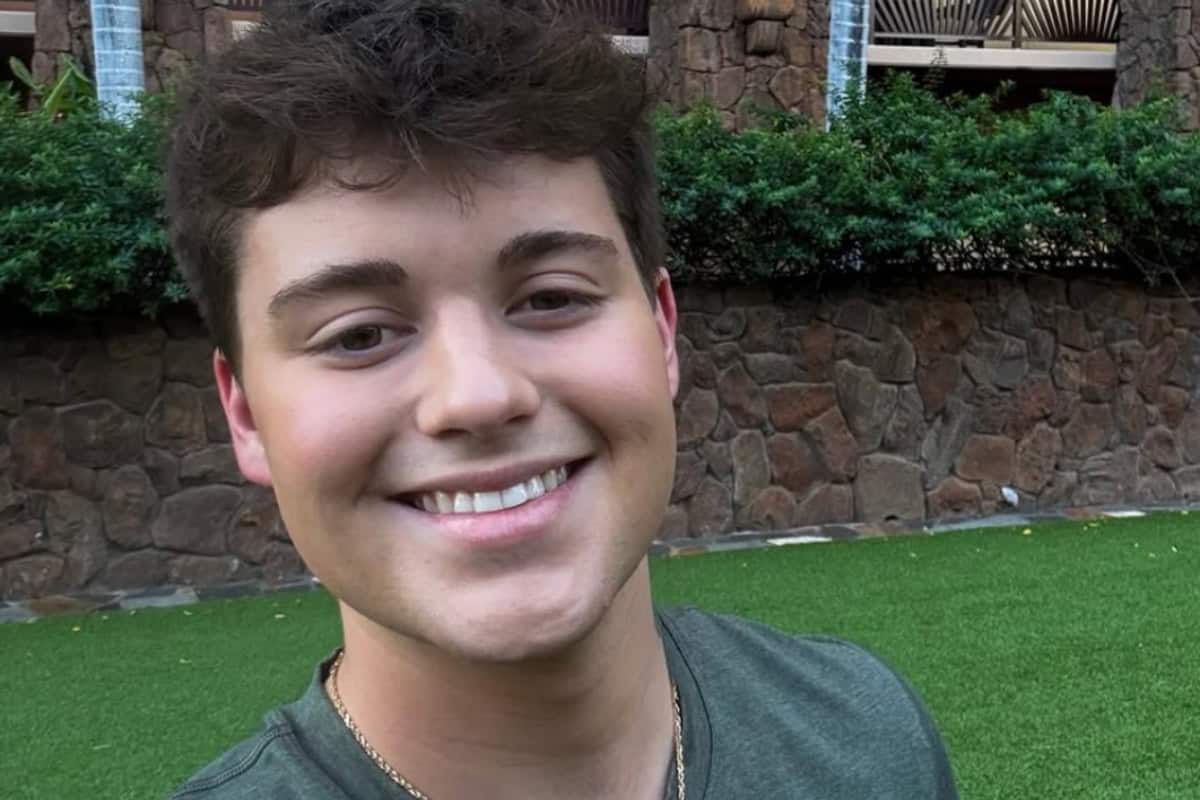 Lucas Leon With His Mom And Dad In Hawaii; Photo Courtesy of American Idol via ABC