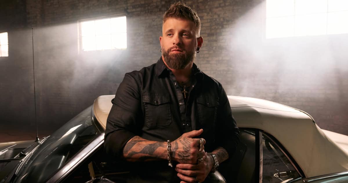 Cartel: Brantley Gilbert repasa su lucha contra la adicción y su recuperación en «Sins of the Father», su octavo disco