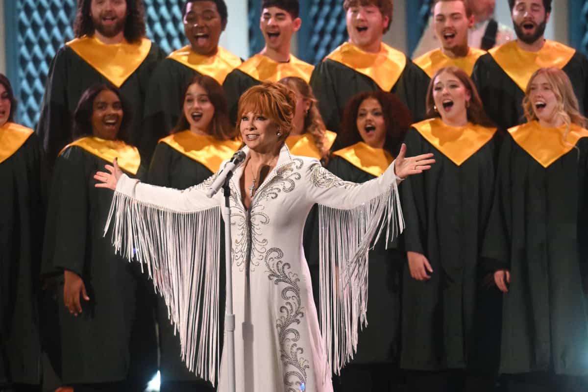 Reba McEntire, Belmont University Choir; Photo Courtesy of CMA